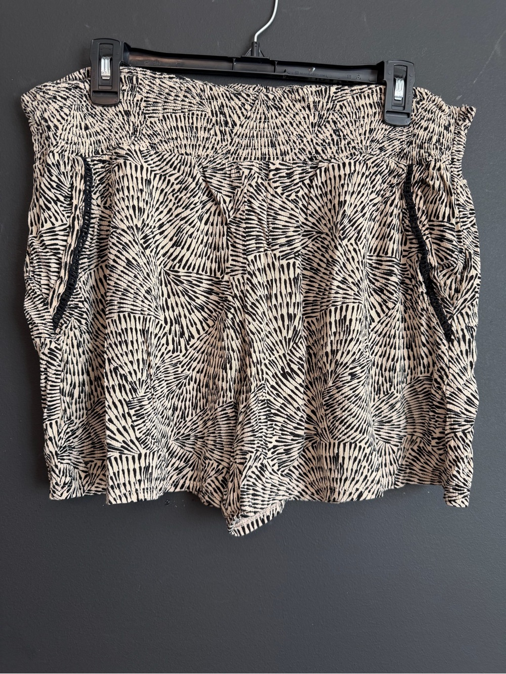 Printed Elastic Waist Women’s Shorts. EUC